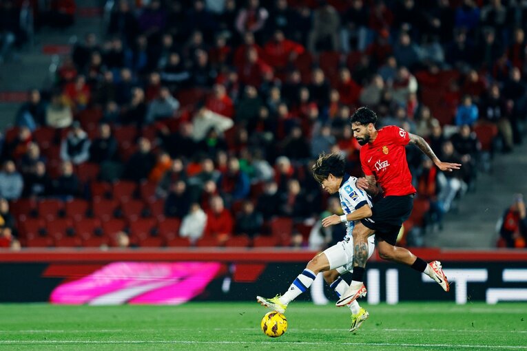 マジョルカのキーマン、サムからの激しいプレスを受ける久保　©Daisuke Nakashima