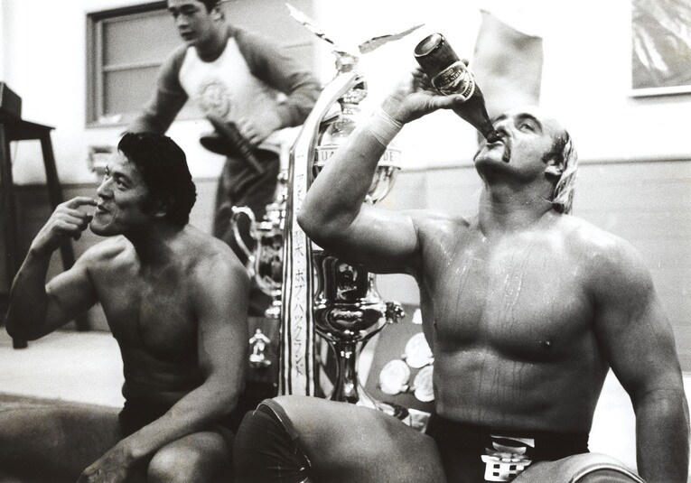 第3回MSGタッグリーグ戦に優勝してアントニオ猪木の傍らでビールを飲むハルク・ホーガン。1982年12月10日、蔵前国技館　©Essei Hara