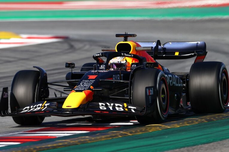 バルセロナのテストで2022年型マシンにカーナンバー「1」をつけて走ったフェルスタッペン。ノーズの「H」マークはなくなった ／ photograph by Getty Images / Red Bull Content Pool