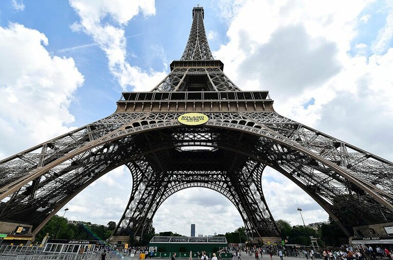 エッフェル塔の下にクレーコートが出現。「未来のエース」が繰り広げた熱い戦い。(1) ／ photograph by ALEXIS REAU/ SIPA/ LONGINES