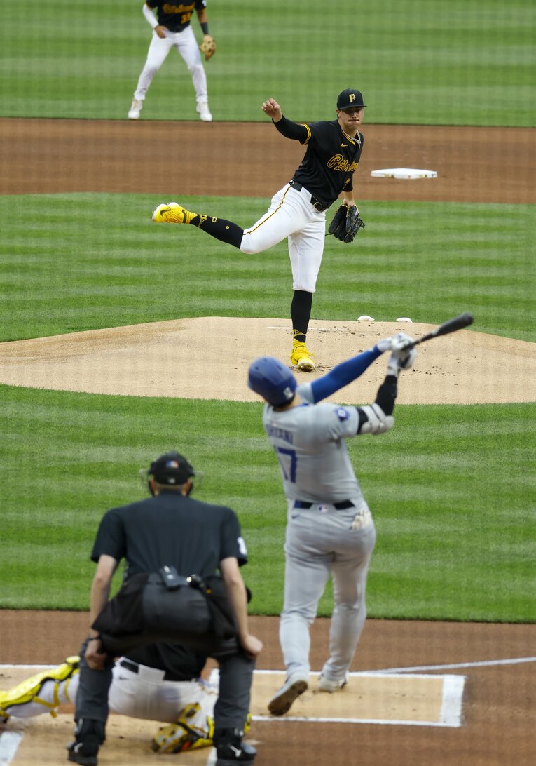 スキーンズの球を捉える大谷翔平　©Getty Images
