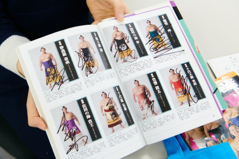 名鑑には数々のサインが。仕事でもらうのは自分の中ではNGとしているとのこと　©Ichisei Hiramatsu