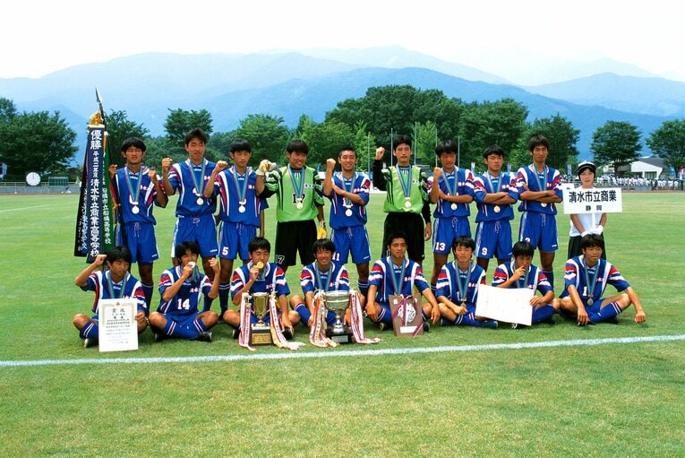 1996年のインターハイを制した清水商業。小野伸二は前列右から4人目（当時16歳）©Shinichi Yamada/AFLO SPORT