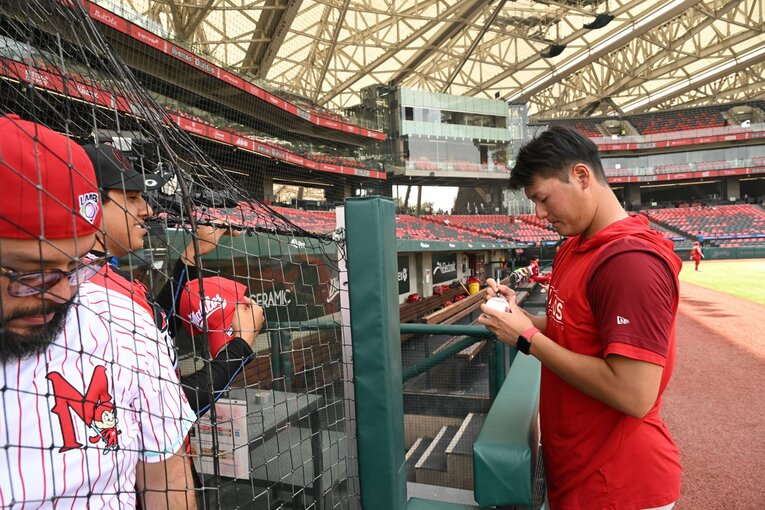 安樂のもとに集うファン（スクロールすると他の写真もご覧になれます）　©Ryu Voelkel