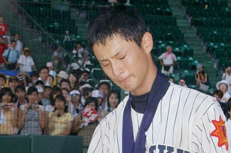 2003年夏の甲子園決勝、常総学院に敗れ涙を浮かべるダルビッシュ。その涙の理由は何だったのか。当時の主将、女房役に話を聞くと… ／ photograph by JIJI PRESS