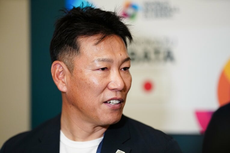 監督会議後に取材に応じた井端監督　©Getty Images