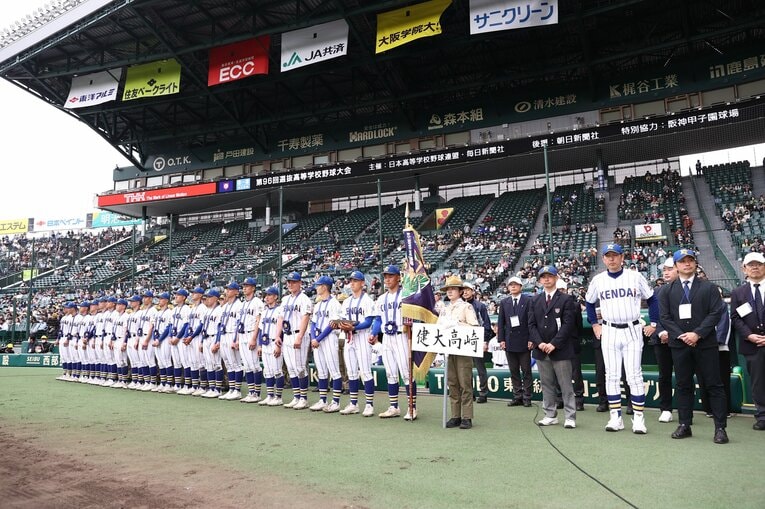 【2024年撮影】センバツ初優勝後の健大高崎ナイン　©JMPA