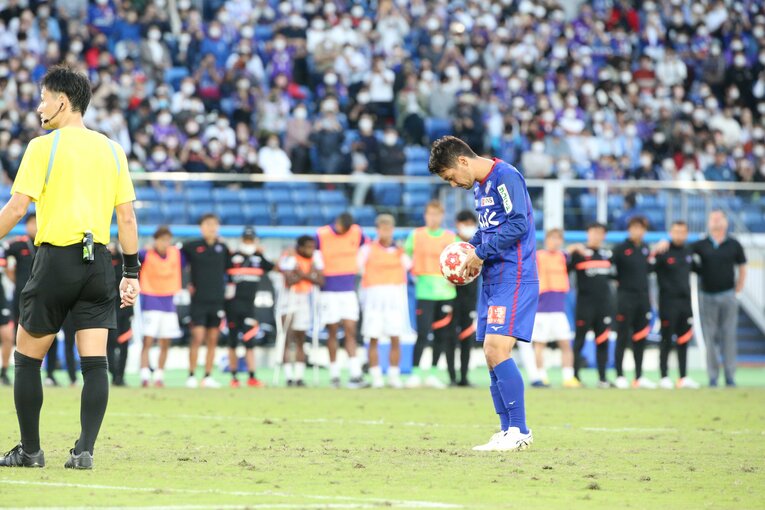 ボールをセットする山本英臣　©2022VFK