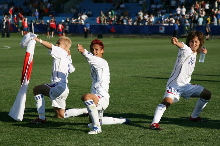 2007年U-20W杯に出場した青木孝太（写真右）。安田理大、槙野智章らとパフォーマンスでも大会を盛り上げた　©︎YUTAKA/AFLO SPORT