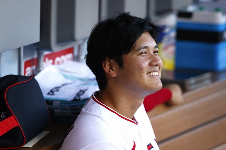 ベンチで笑顔を見せる　©Getty Images