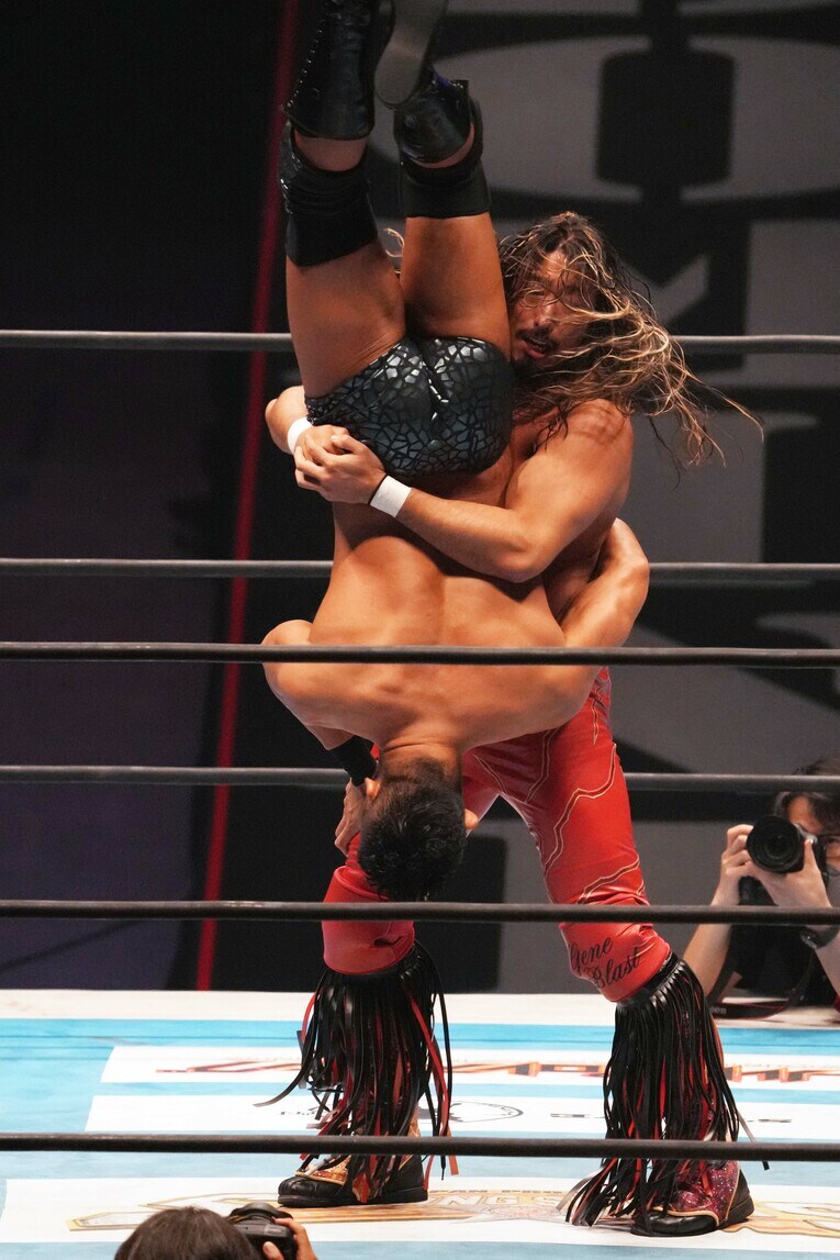 SANADAを持ち上げパワーを見せつける辻陽太