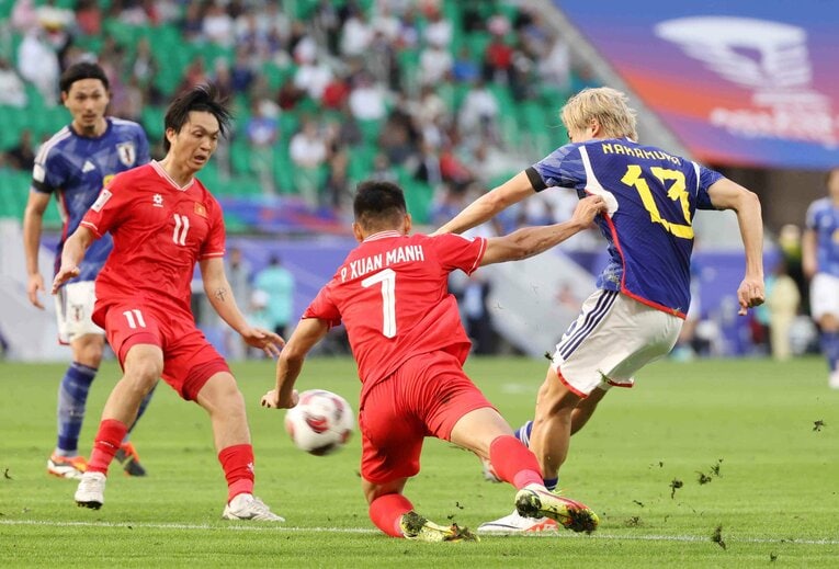 前半アディショナルタイム、得意の右足からゴールを決めた中村敬斗　©JIJI PRESS