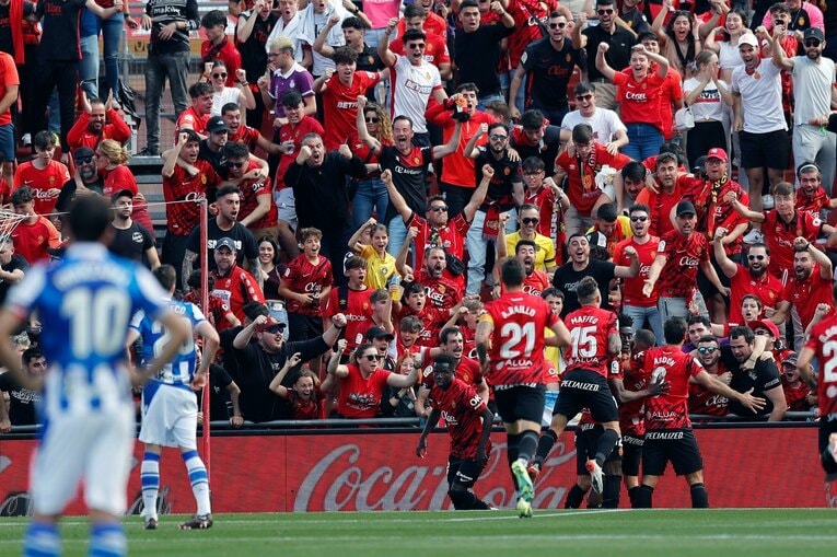 「クボは好きだよ。いつか…」古巣少年ファンが愛する久保建英21歳「マジョルカ帰還で大拍手→元戦友とハグ」を撮って感じたこと(18)