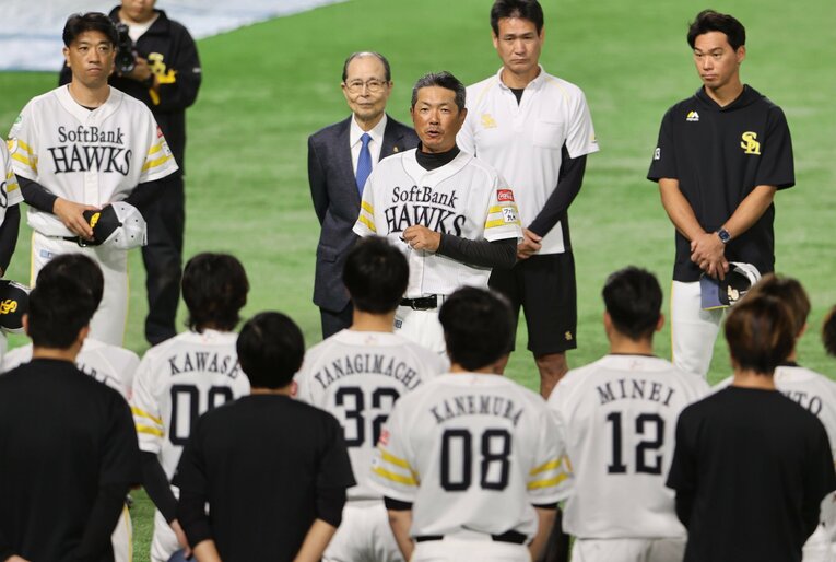 10月23日、全体練習の前にナインに挨拶をする小久保裕紀新監督 ©JIJI PRESS