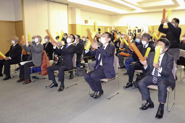 埼玉県朝霞市役所で開かれた初場所千秋楽のパブリックビューイングで、大栄翔の初優勝を喜ぶ人たち　©KYODO