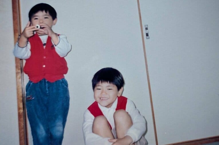 島村春世の幼少時代　（左、写真＝母・伊緒里さん提供）
