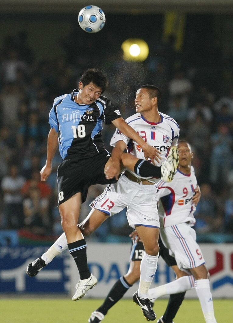 FC東京・平山相太（右）と競り合う川崎・横山知伸（2009年）©︎JIJI PRESS