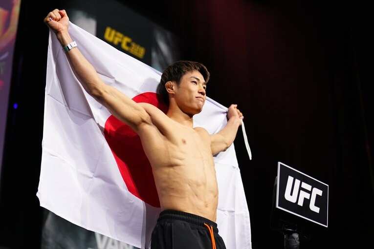 日の丸を掲げる平良達郎　©Zuffa LLC/UFC