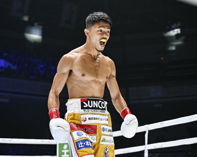 わずか157秒で挑戦者を退け、雄叫びをあげる中谷潤人　©Hiroaki Yamaguchi