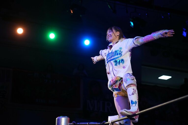 マリーゴールドのユニフォームでリングに登場した岩谷麻優　©Masashi Hara