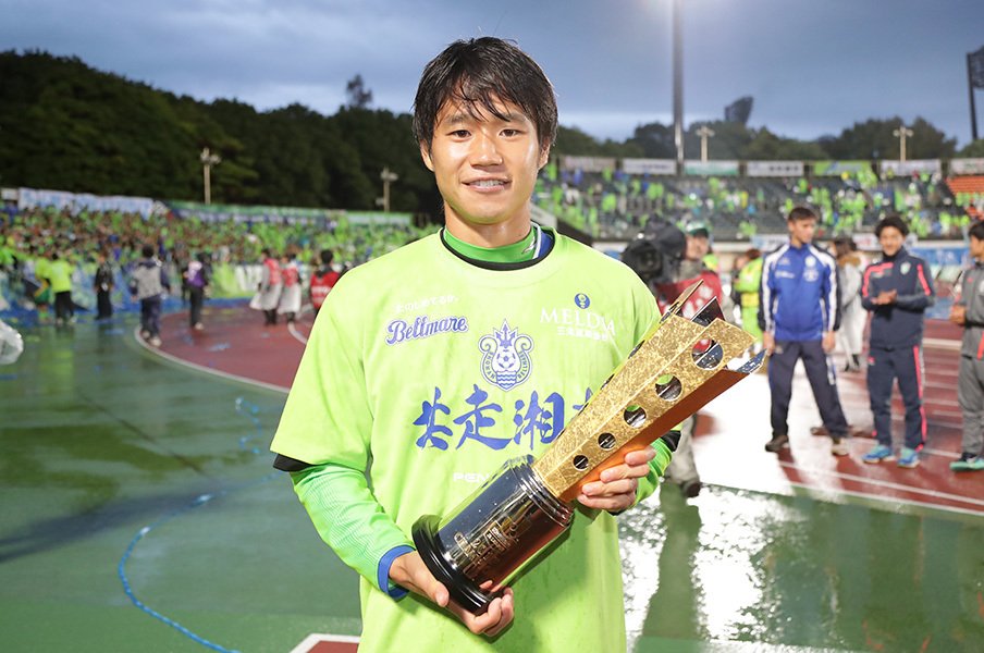 27歳で、ついにフルシーズン完走。湘南・山田直輝が語る怪我と代表。<Number Web> photograph by J.LEAGUE PHOTOS