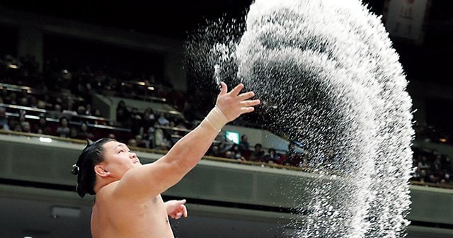 大相撲 東京場所で土俵に舞う 清めの塩 は合計650kg 使用する 超有名cm塩 のお値段は 相撲 Number Web ナンバー