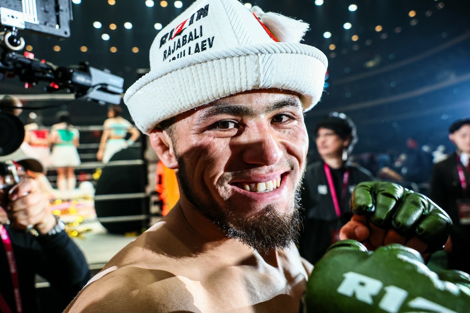 試合後、カメラに向けて笑顔でポーズをとるシェイドゥラエフ　©Susumu Nagao