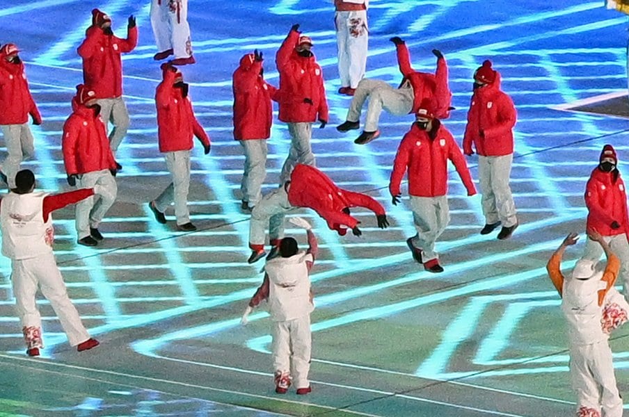 開会式で話題となった「バク転」©MATSUO/AFLO