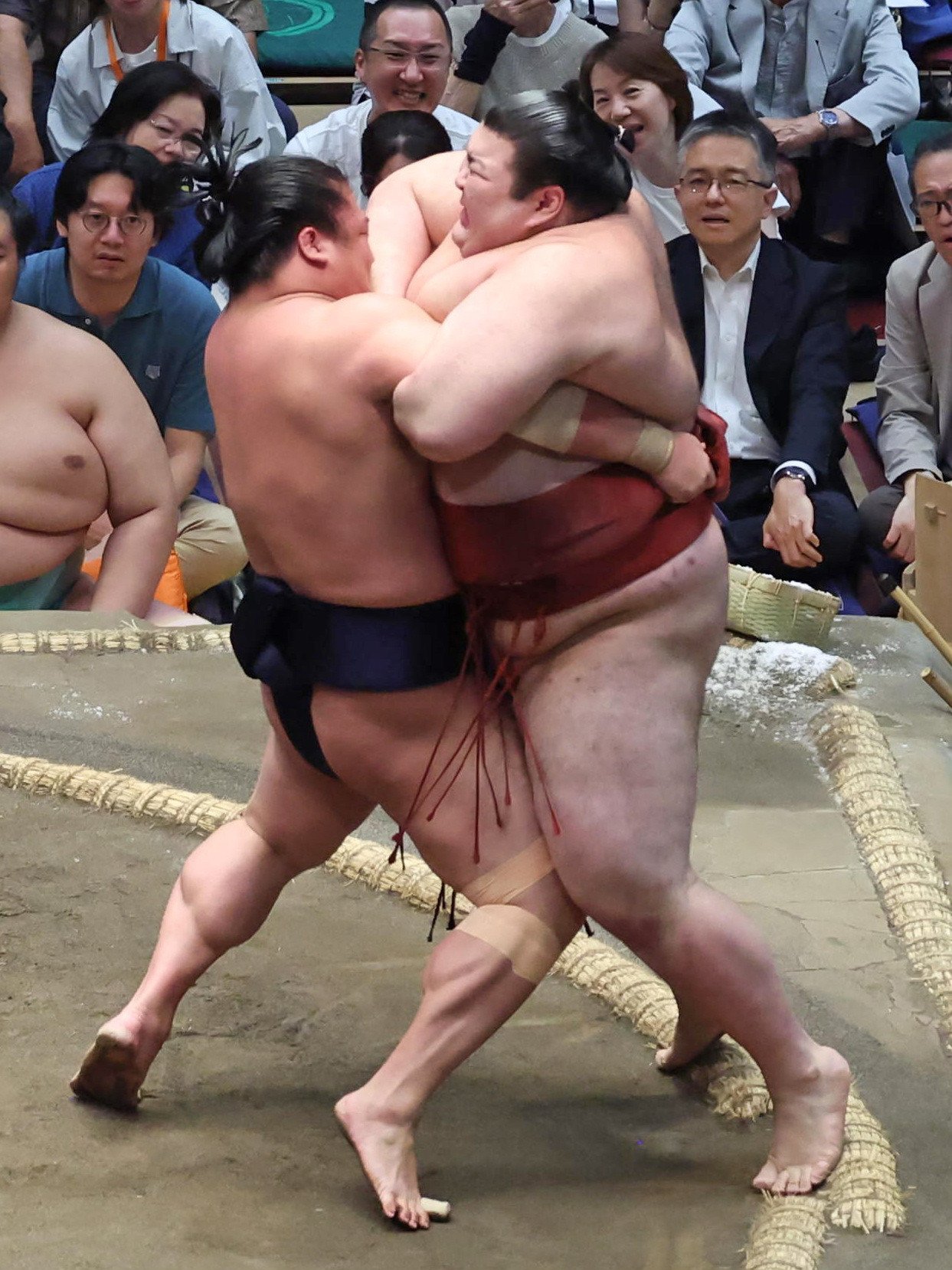 10日目、若隆景（138kg）は熱海富士（197kg）を寄り切りで破る　©JIJI PRESS