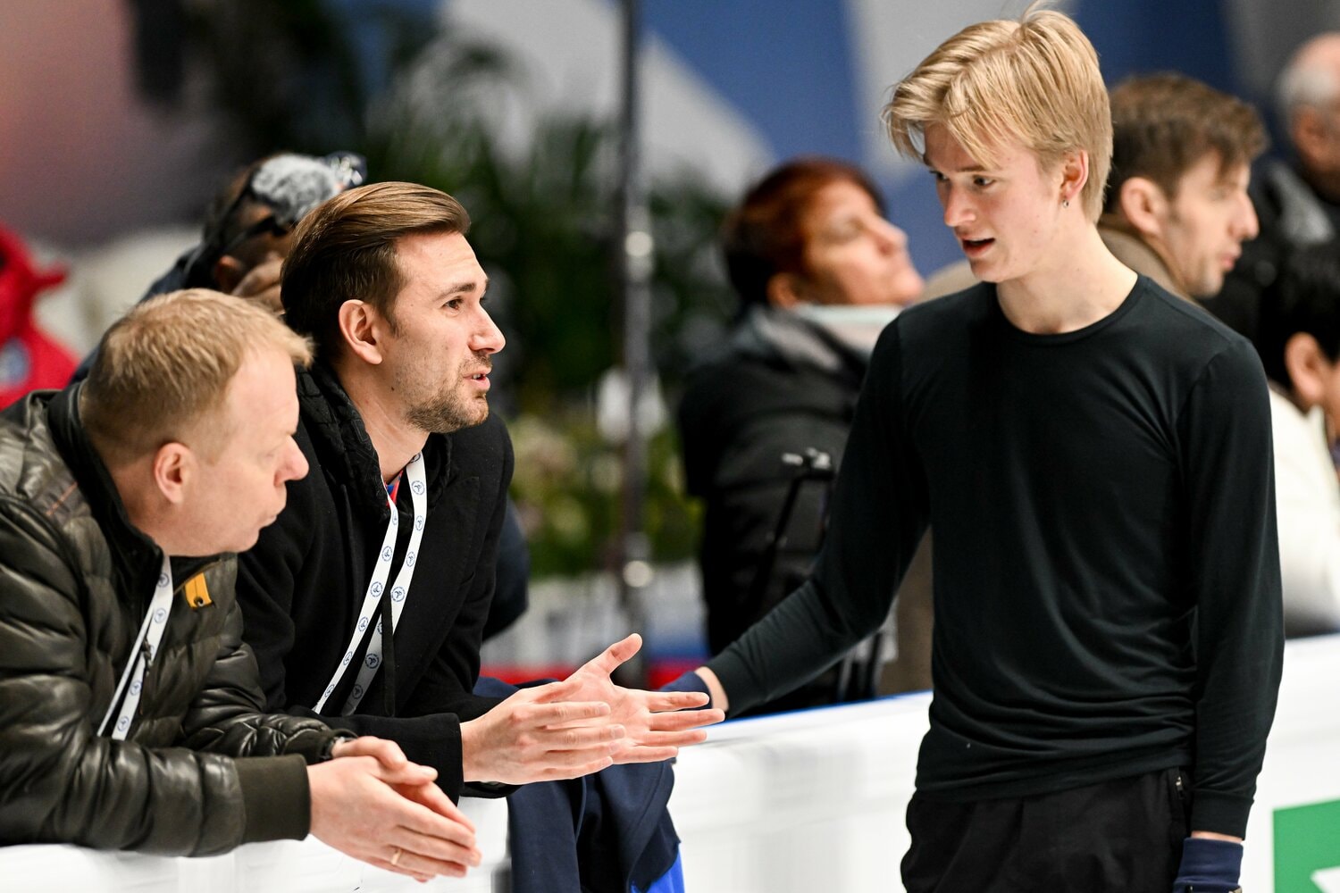 会場にトゥトベリーゼの姿はなかったが、アシスタントコーチ2名が登場した　©AFLO