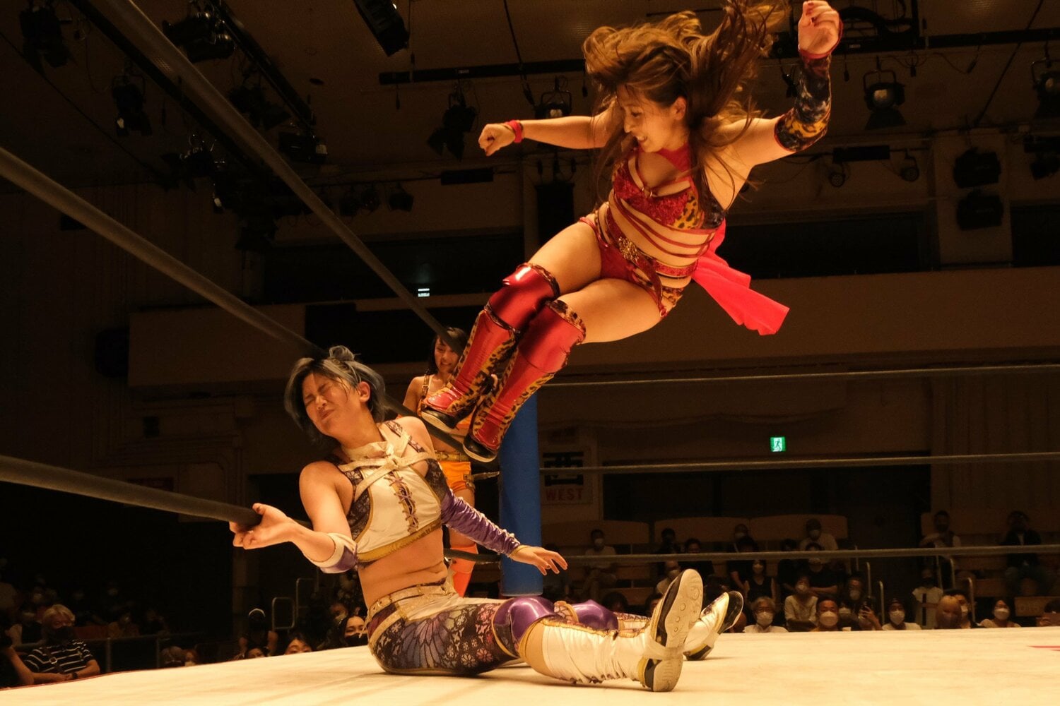 青野は倒れた皇希に強烈なドロップキック。技の激しさは旧体制と変わらない