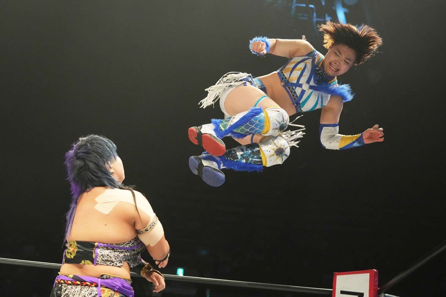 刀羅ナツコにコーナーからドロップキックを浴びせる。5月27日、大田区総合体育館