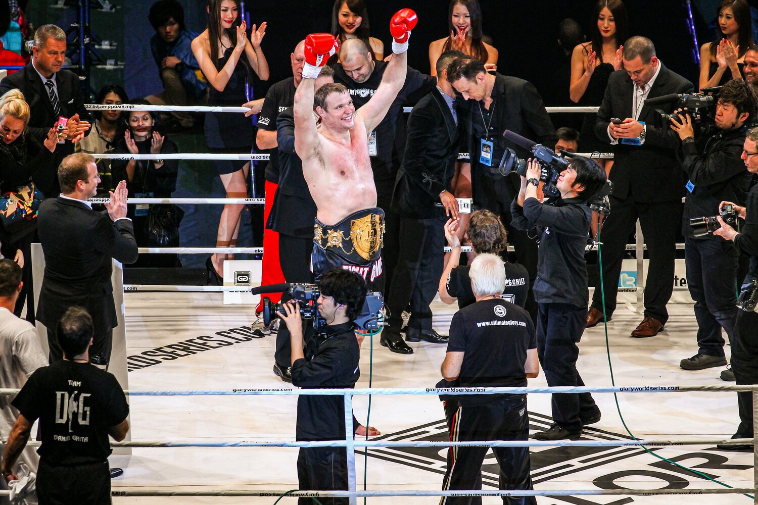 GLORYのヘビー級トーナメントでは、K-1の絶対王者として知られるセミー・シュルトが優勝を果たした