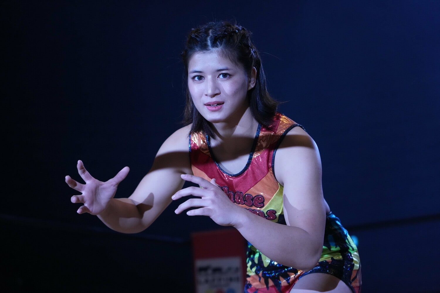 デビュー戦入場後、ポーズを決める山岡　©Essei Hara