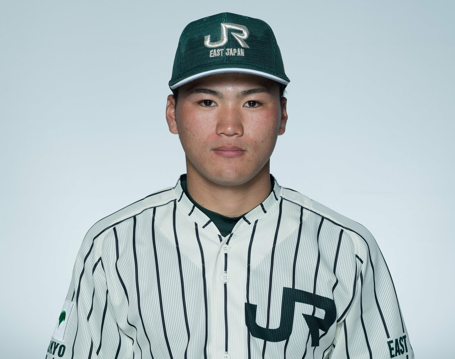 切望していたJR東日本のユニフォームに袖を通した山口さん 写真はJR東日本提供