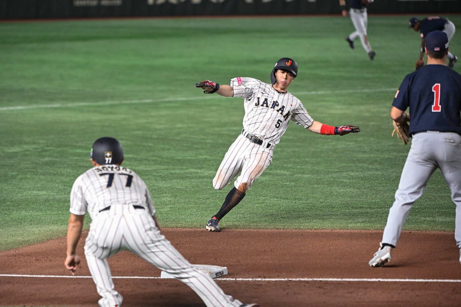 8回には盗塁を決め、相手送球が乱れる間に一気に三塁を陥れる ©Nanae Suzuki