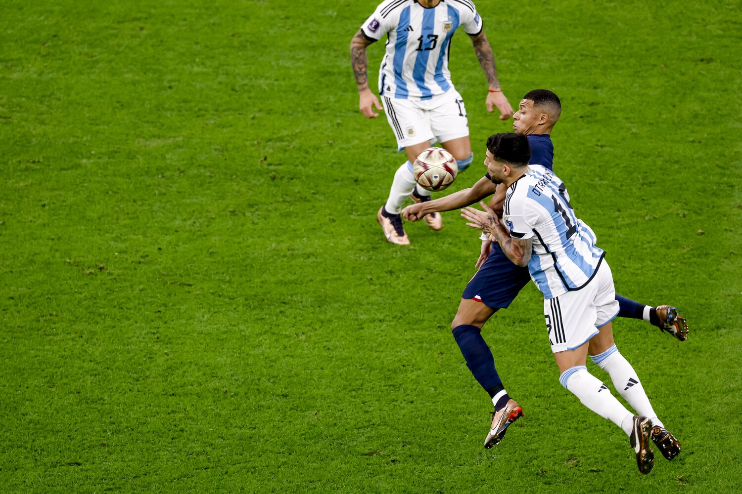 エムバペに体をぶつけて守るオタメンディ　©Kiichi Matsumoto/JMPA