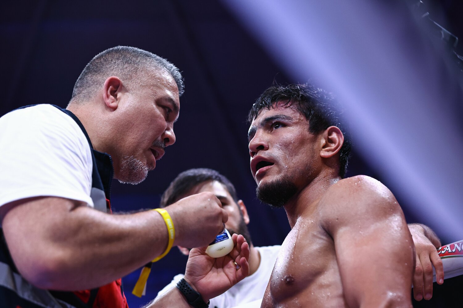 信頼するアントニオ・ディアス（左）から指示を受けるムロジョン・アフマダリエフ　©︎Getty Images