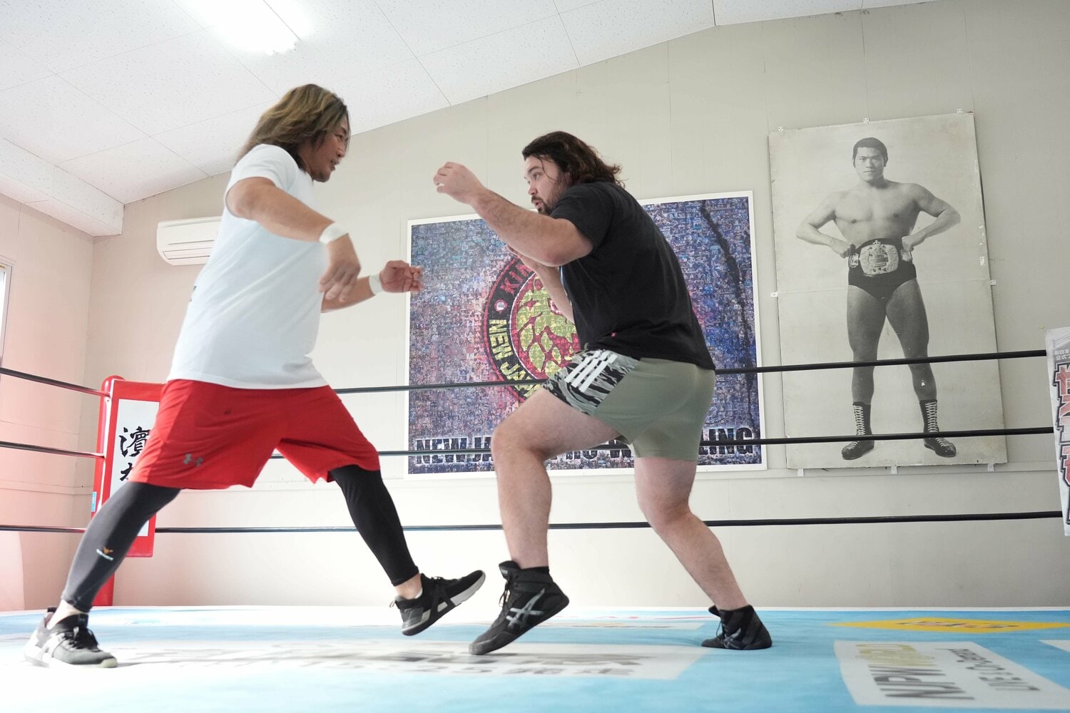 12月17日、新日本プロレス道場で行われたウルフアロンと棚橋弘至の公開スパーリング ©Essei Hara