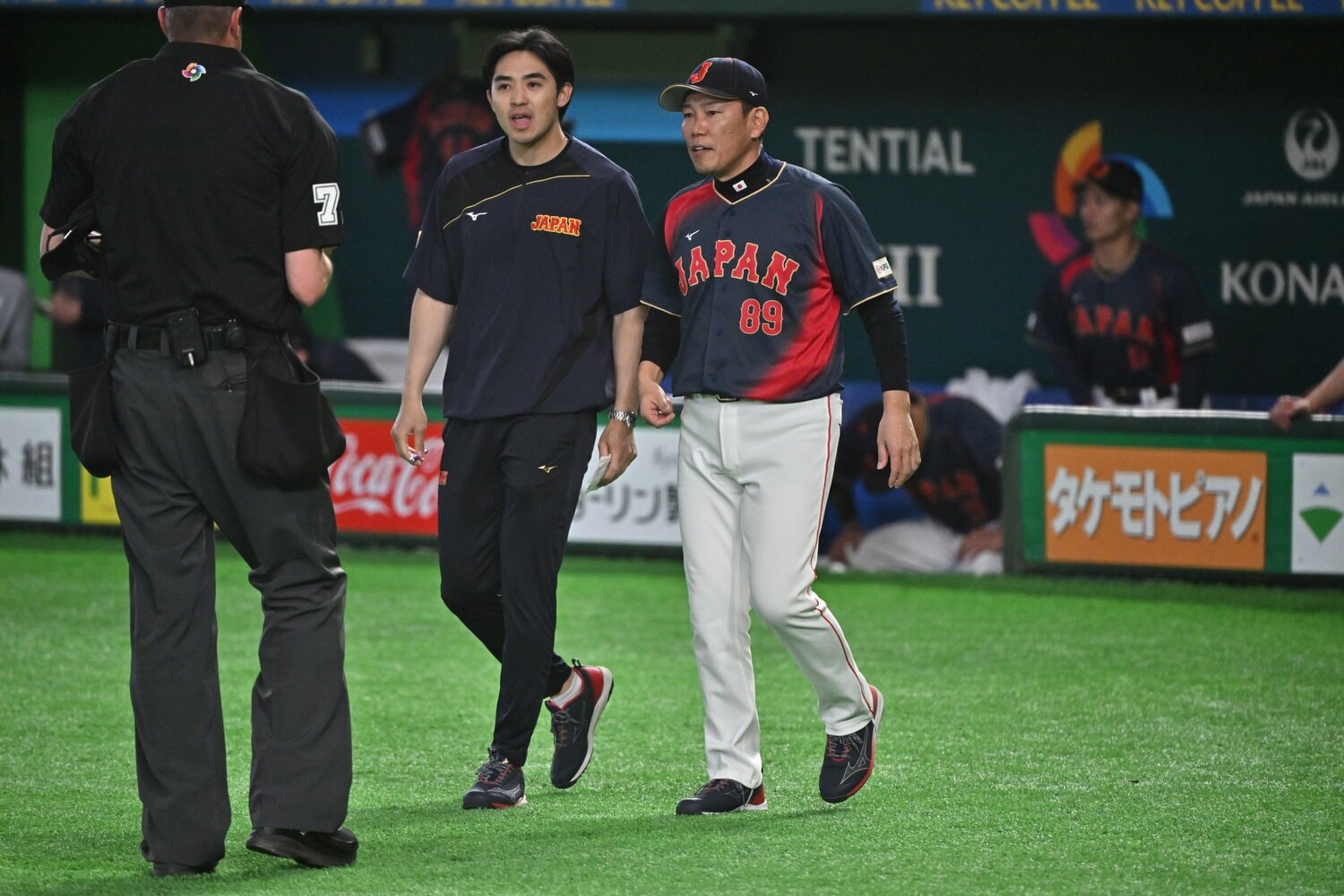 山本から藤平尚真への交代を告げる井端弘和監督　©️Hideki Sugiyama