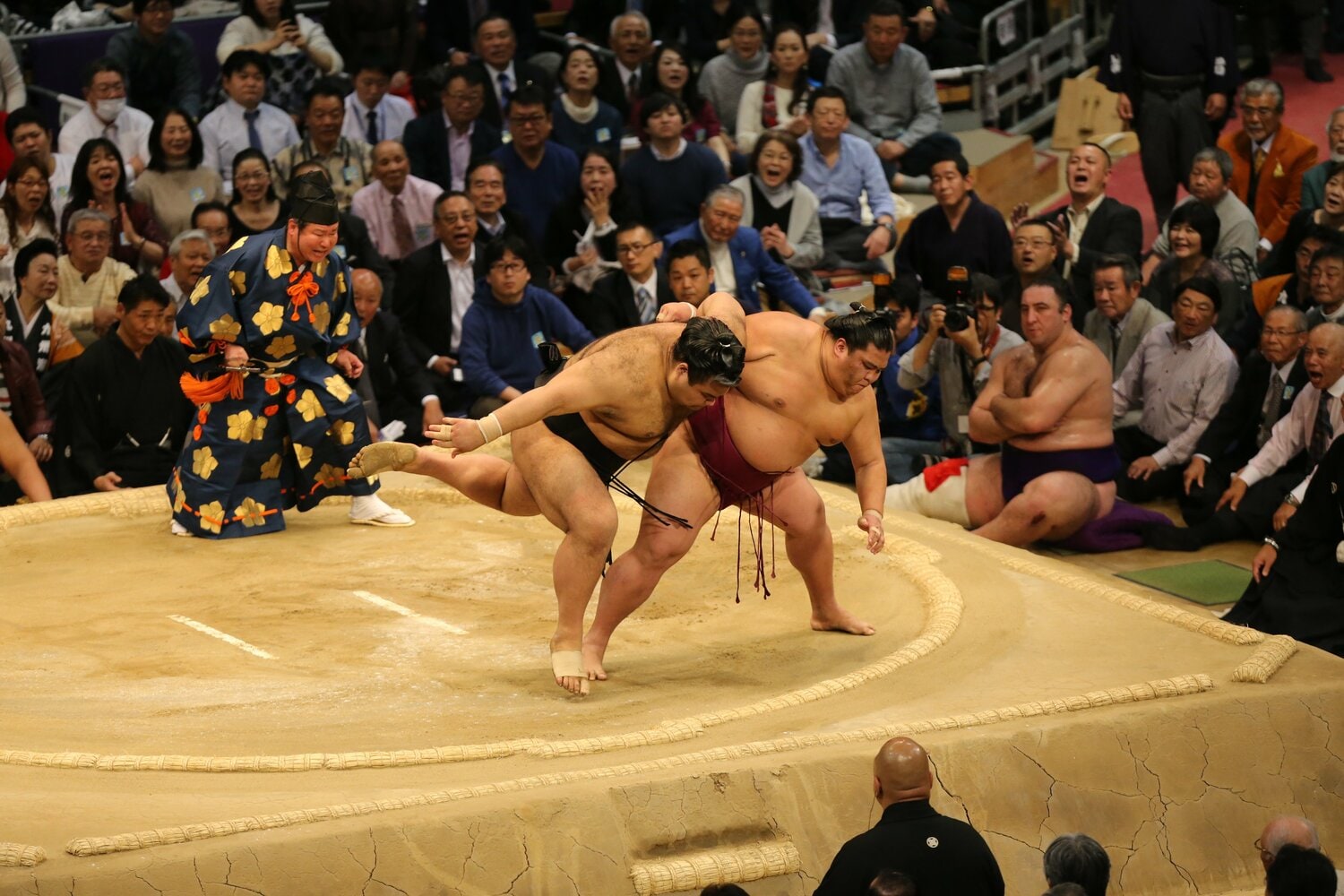 2018年九州場所の千秋楽、高安は御嶽海に敗れて優勝決定戦進出を逃した　©JMPA
