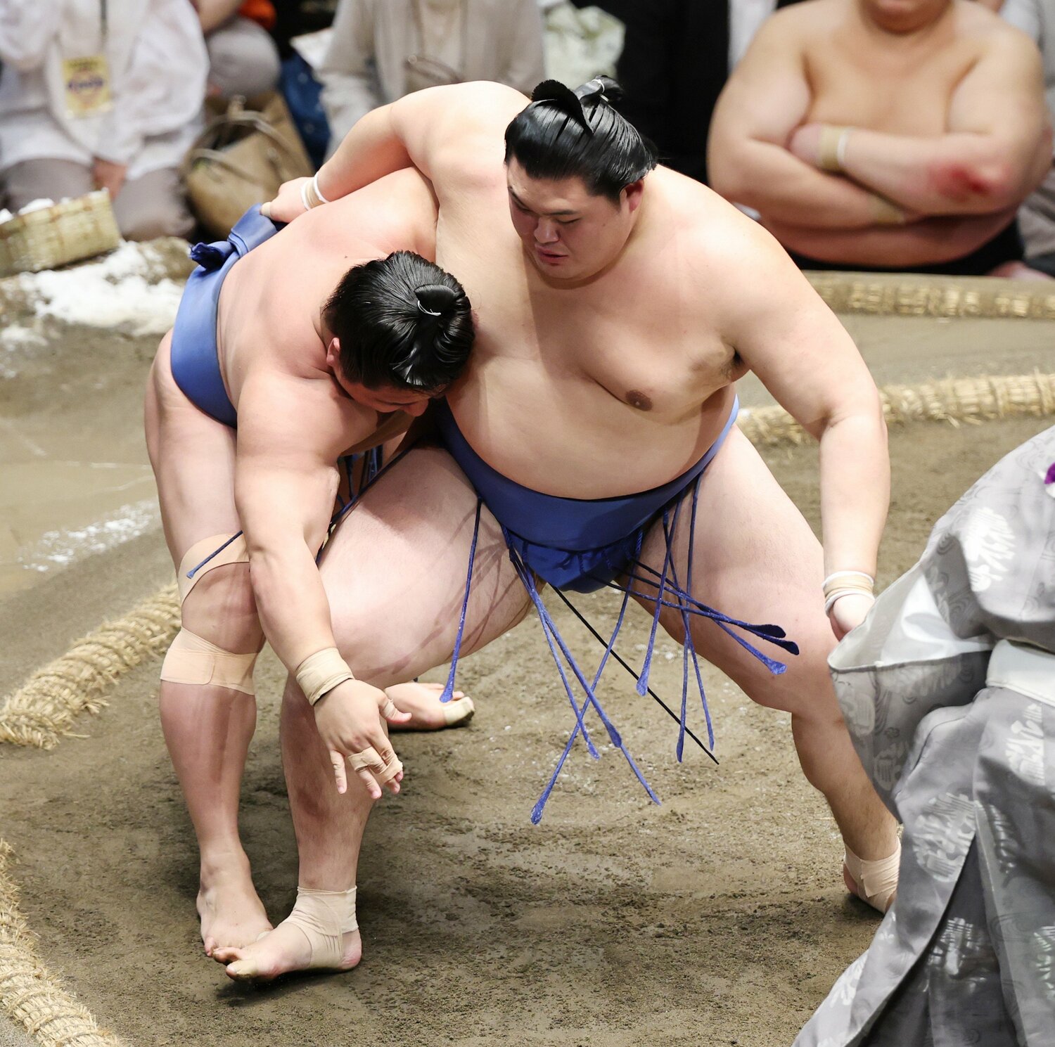 夏場所11日目、相手十分の状態からセオリー外の“力技”で若隆景を下した大の里　©JIJI PRESS