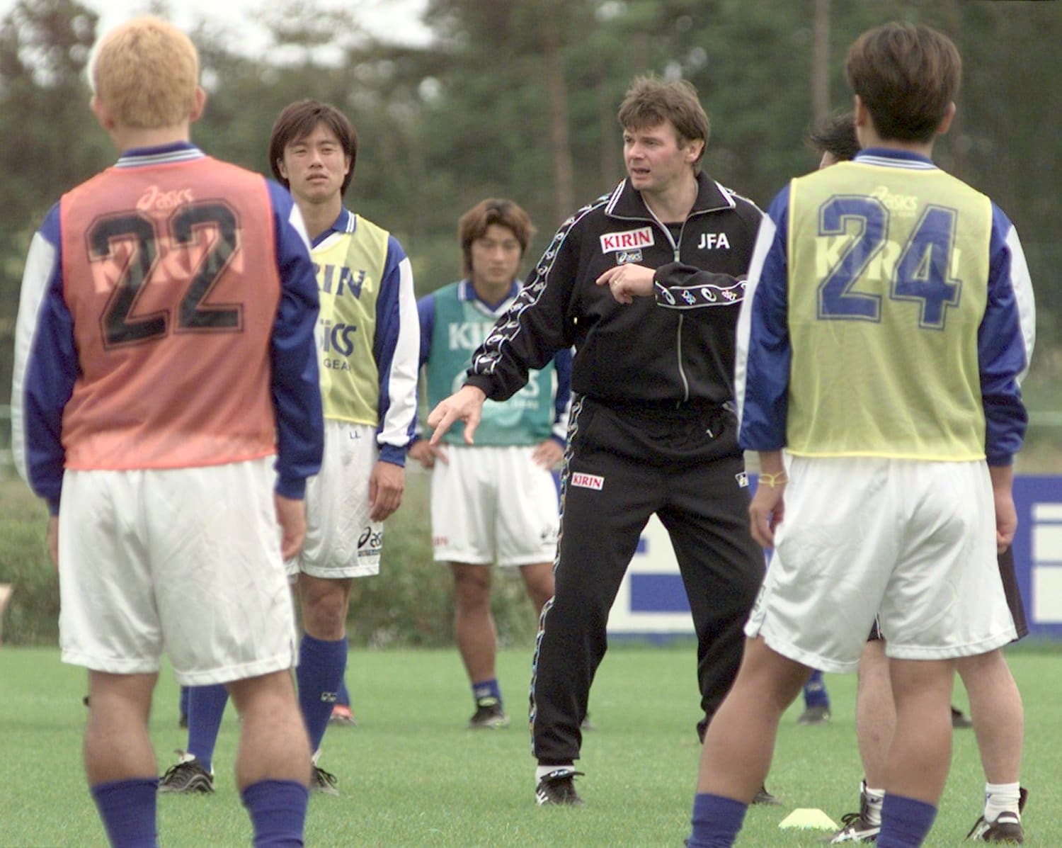 サッカー日本代表の初合宿で選手らを指導するトルシエ監督（福島・広野のJヴィレッジ）　©JIJI PRESS