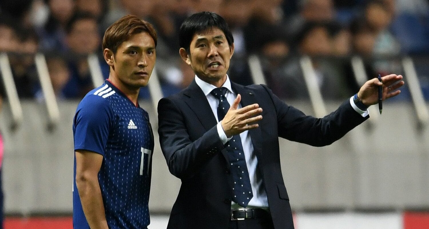 2018年ウルグアイ戦、森保一監督の指示を聞く青山敏弘　©︎Etsuo Hara/Getty Images​