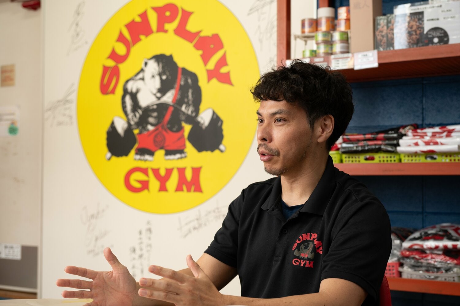 安青錦の体の使い方の上手さを語る渡辺さん　©Tadashi Hosoda