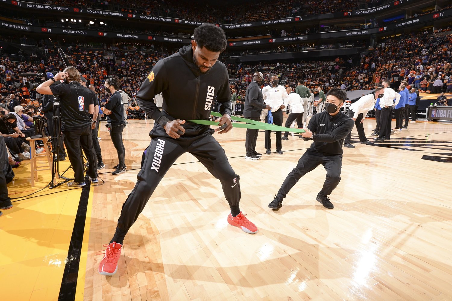 ディアンドレ・エイトンのウォームアップをサポートする玉川さん　©︎Phoenix Suns Social Media 