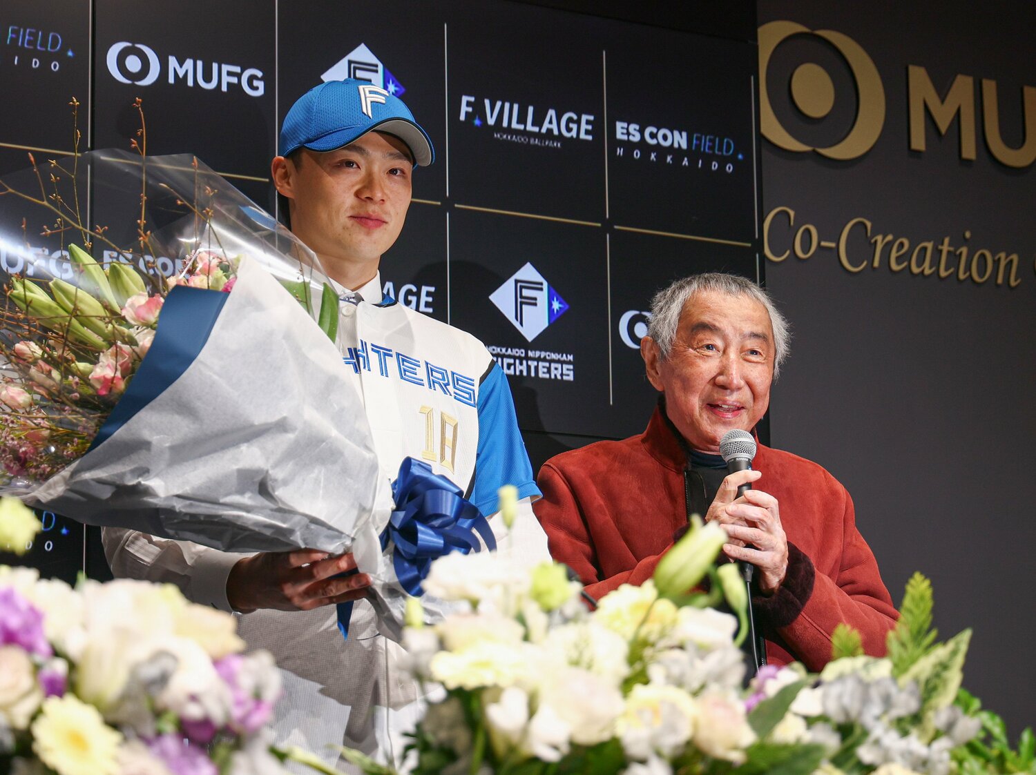 手術を担当した沢村さんは入団会見にも登場　©JIJI PRESS