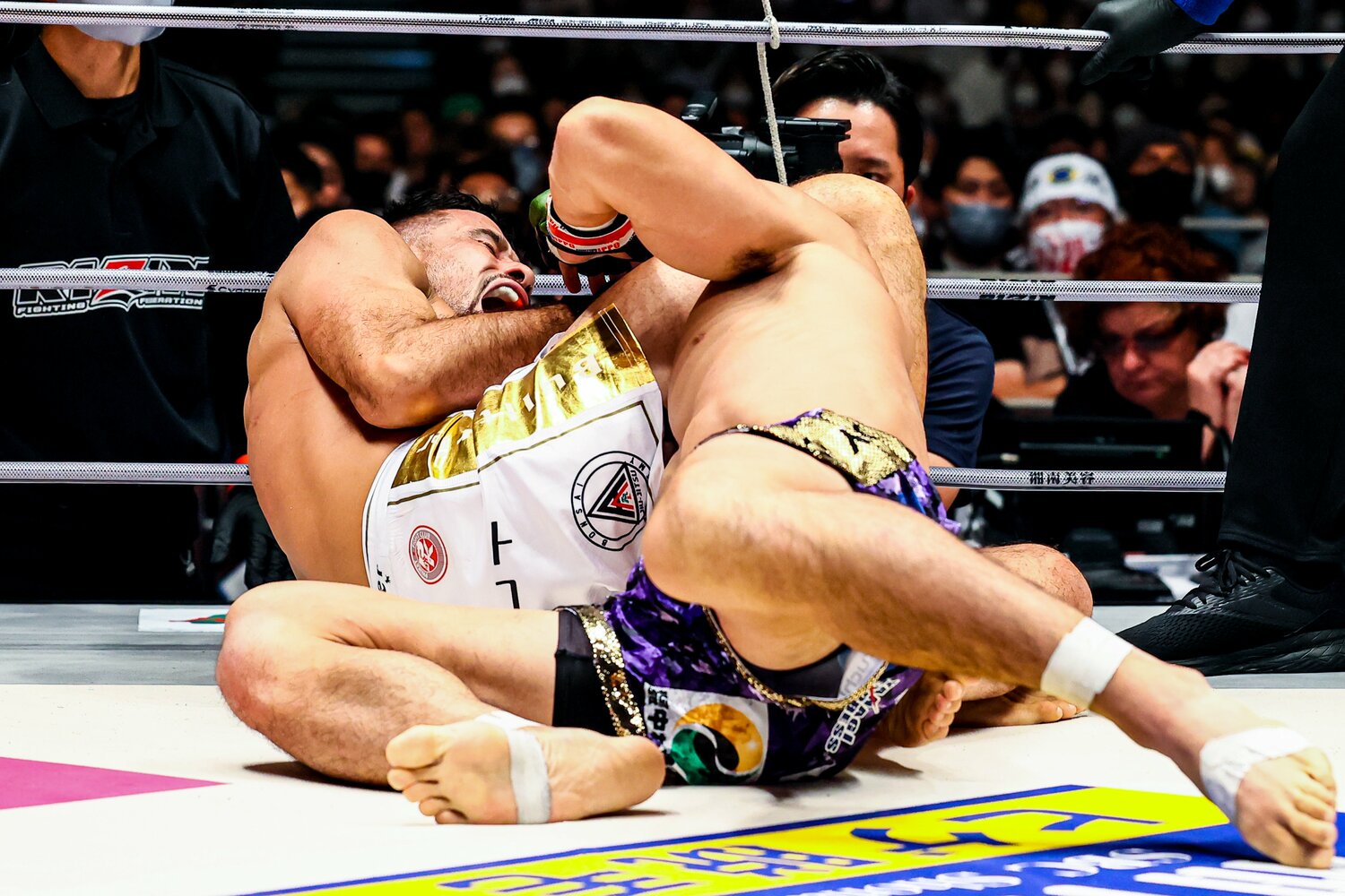 首投げの流れから瞬時に三角絞めをセットし、「ポペガー！」と叫びながら極めきった　©RIZIN FF Susumu Nagao