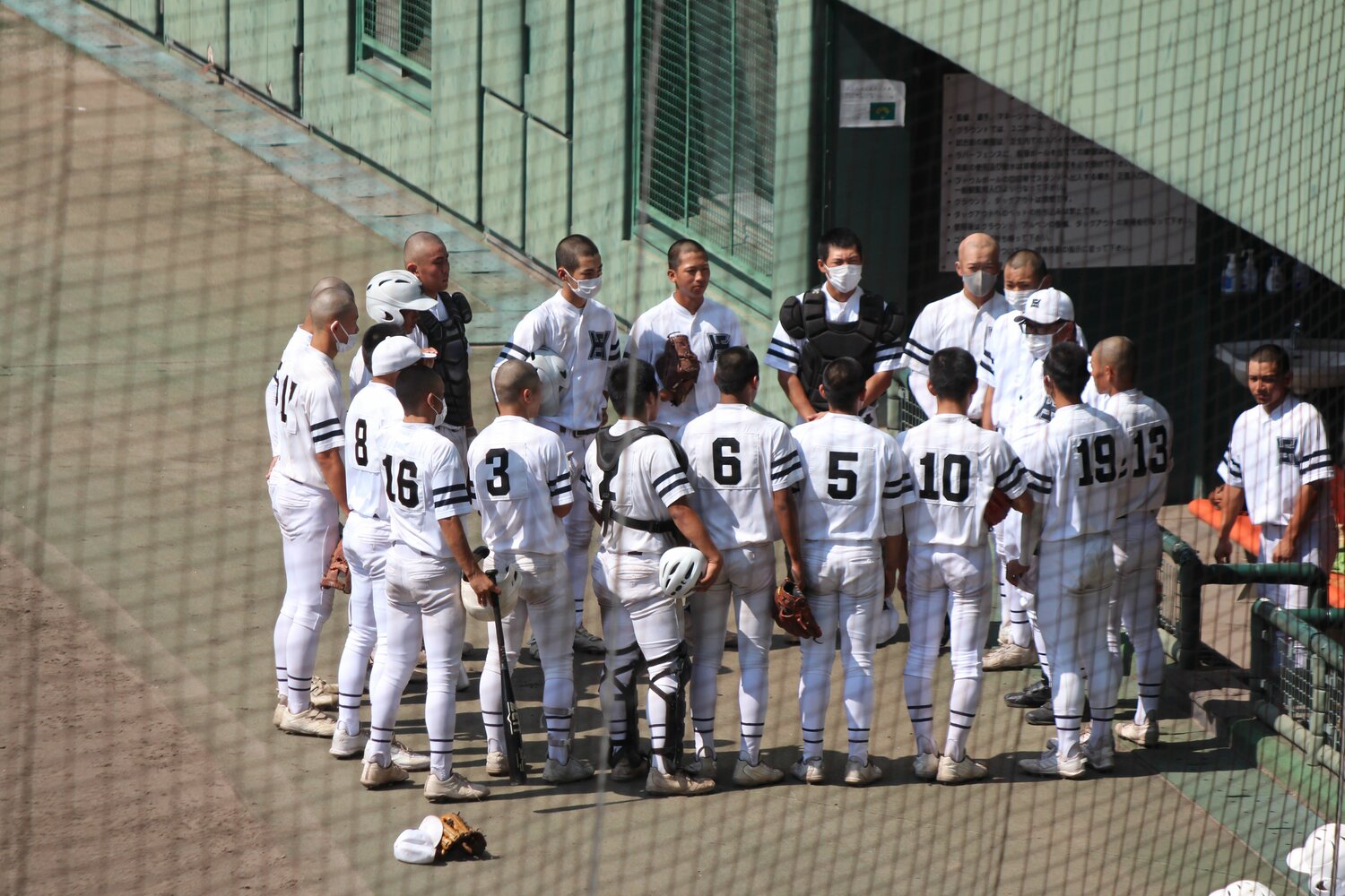 宮崎監督の言葉に耳を傾ける彦根総合ナイン　©︎Fumi Sawai