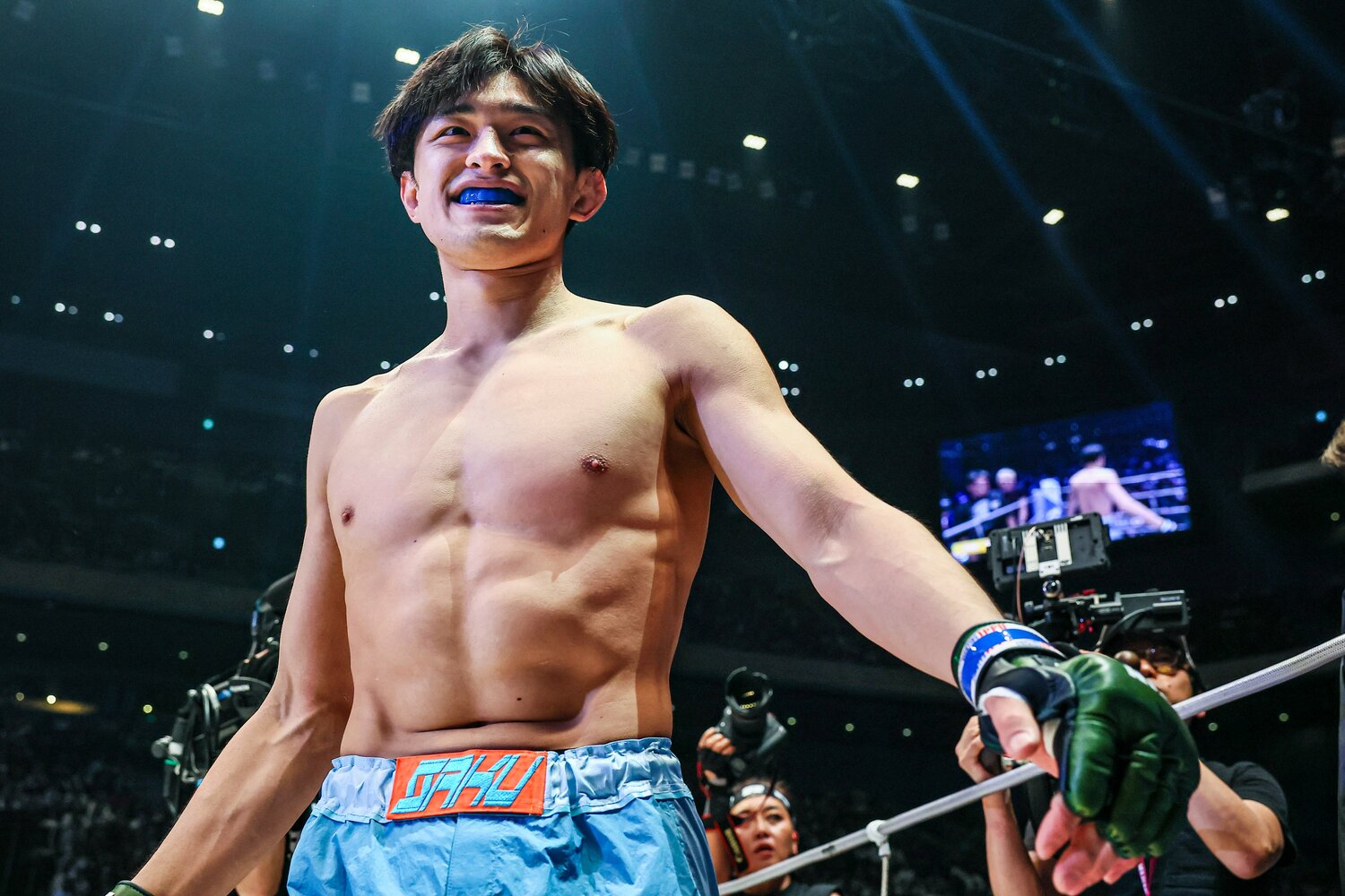 観客が呆気に取られる中、会心の笑顔を見せる桜庭　©RIZIN FF Susumu Nagao